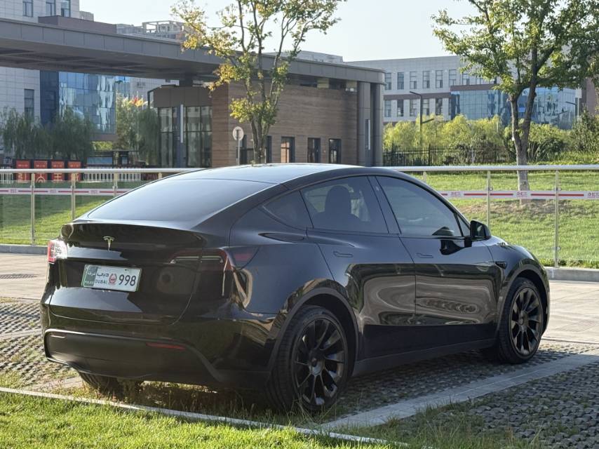 Tesla Model Y 2022 #4 Tesla Model Y 2022 car image #4