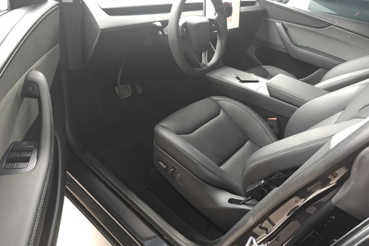 Tesla Model Y 2025 #16 Tesla Model Y 2025 car image #16