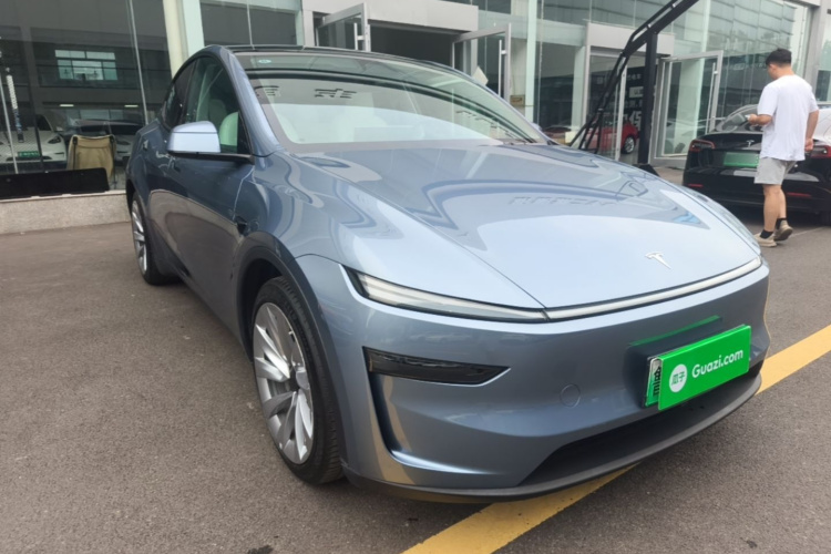 Tesla Model Y 2025 #4 Tesla Model Y 2025 car image #4