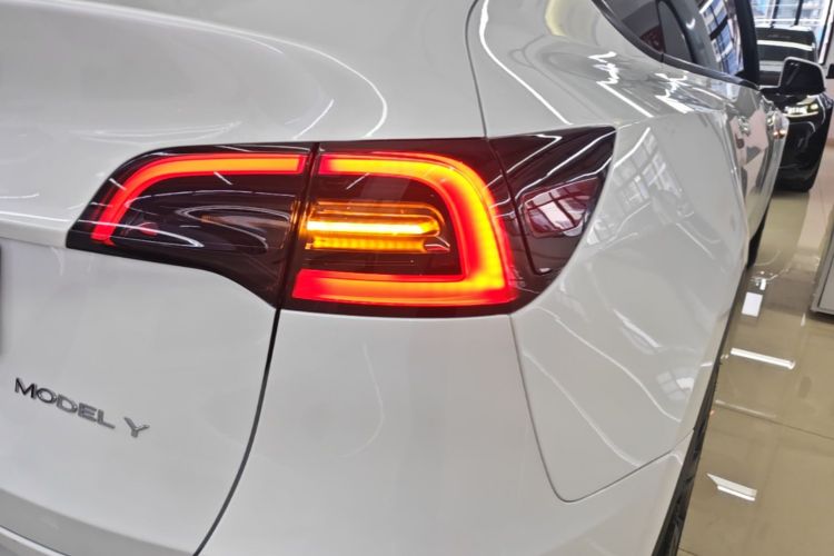 Tesla Model Y 2024 car image #8