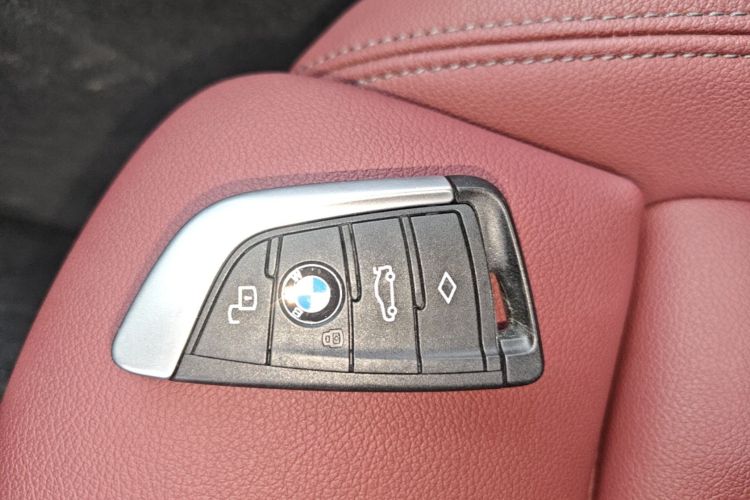 BMW 3 Series 2021 car image #9