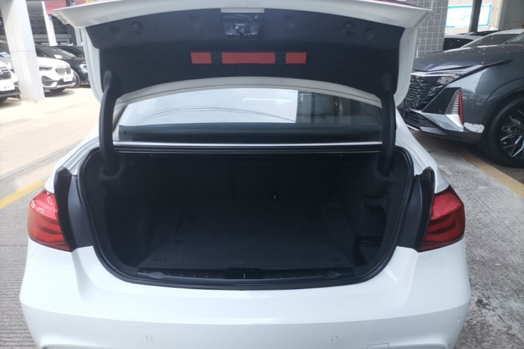 BMW 3 Series 2018 #19 BMW 3 Series 2018 car image #19