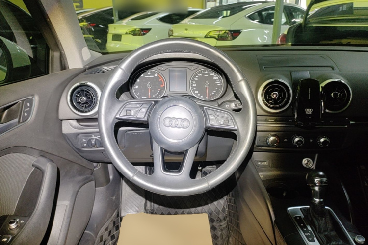 Audi A3 2018 car image #11