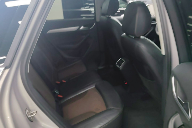 Audi Q3 2018 car image #17