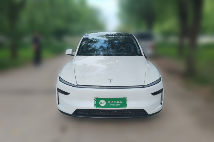 Tesla Model Y 2025 #3 Tesla Model Y 2025 car image #3