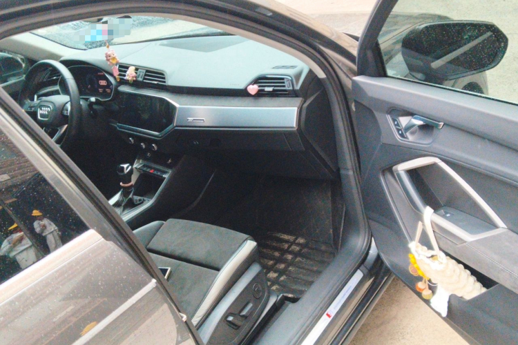 Audi Q3 2021 car image #23