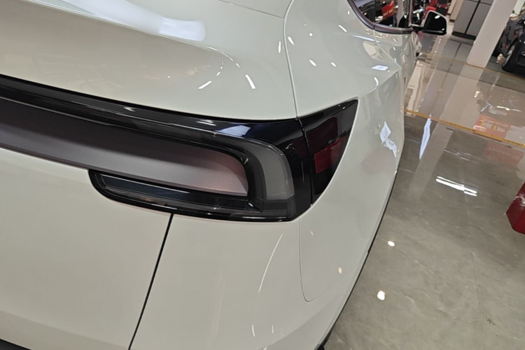Tesla Model Y 2025 #8 Tesla Model Y 2025 immagine di auto #8