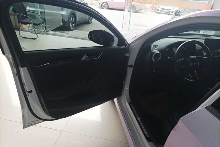Audi A3 2019 car image #16