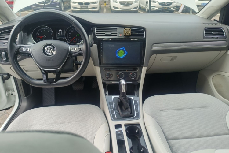 Volkswagen Golf 2018 car image #10