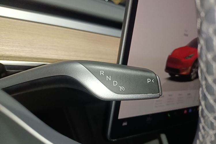 Tesla Model Y 2023 car image #14