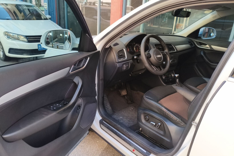 Audi Q3 2019 car image #16