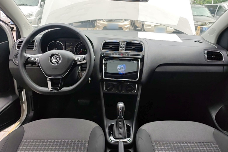 Volkswagen Polo 2018 car image #17
