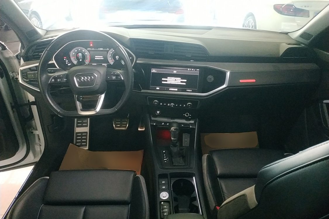 Audi Q3 2023 car image #10