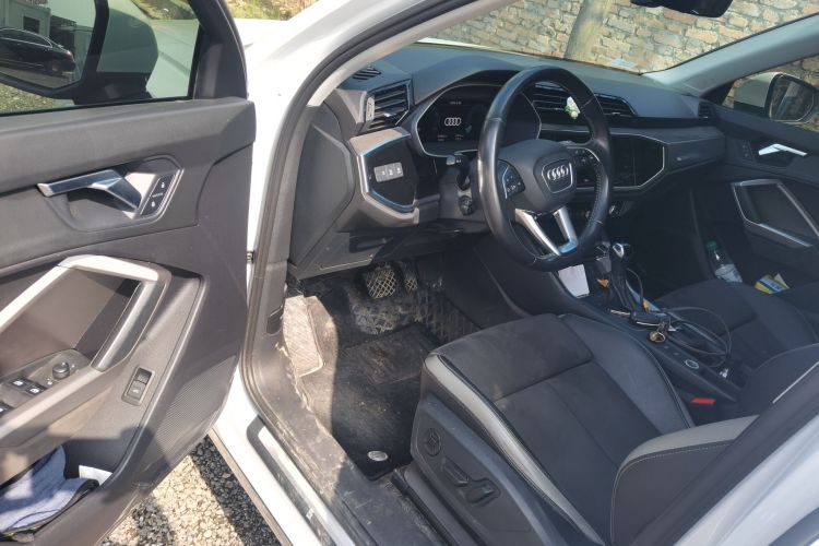 Audi Q3 2023 car image #13