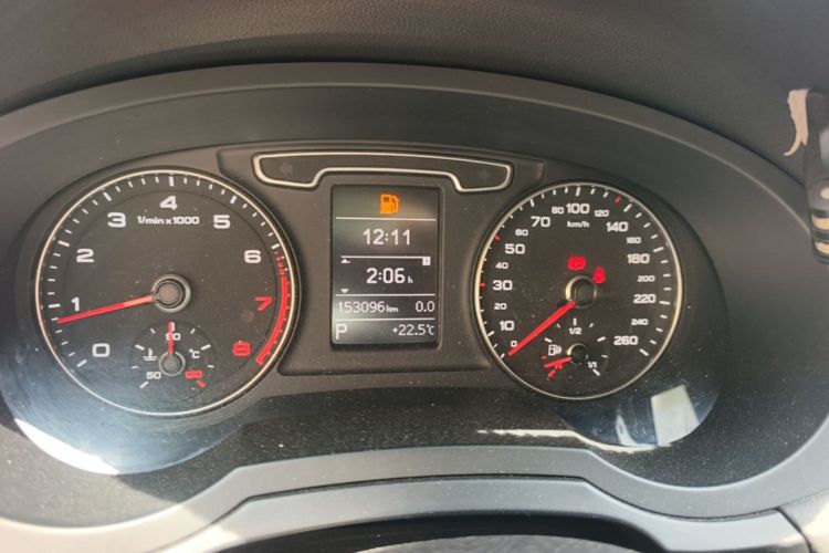 Audi Q3 2016 car image #13