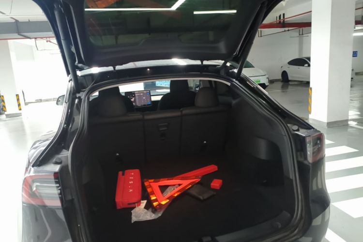 Tesla Model Y 2023 car image #21