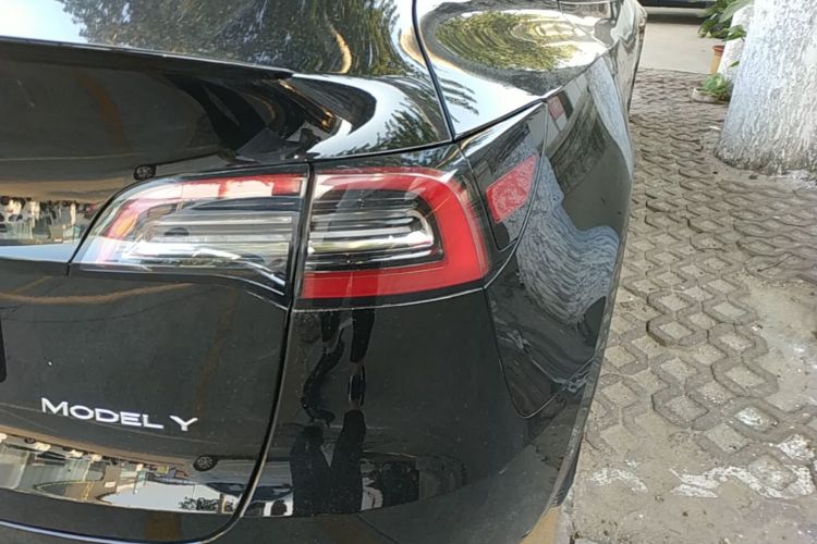 Tesla Model Y 2023 car image #8