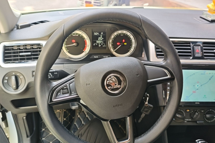 Skoda Rapid 2018 car image #11