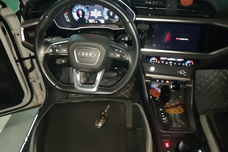 Audi Q3 2020 car image #11