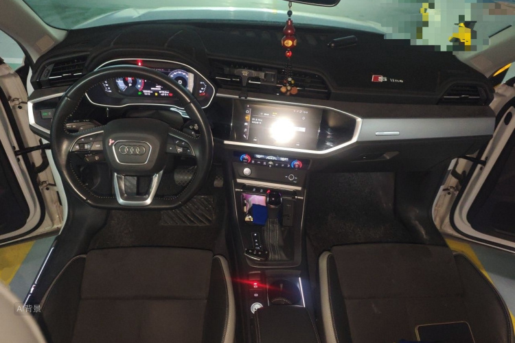 Audi Q3 2019 car image #11