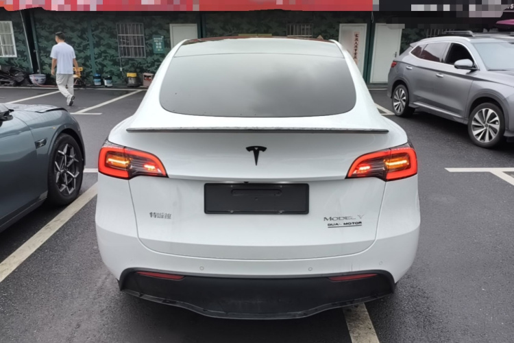 Tesla Model Y 2024 #6 Tesla Model Y 2024 car image #6