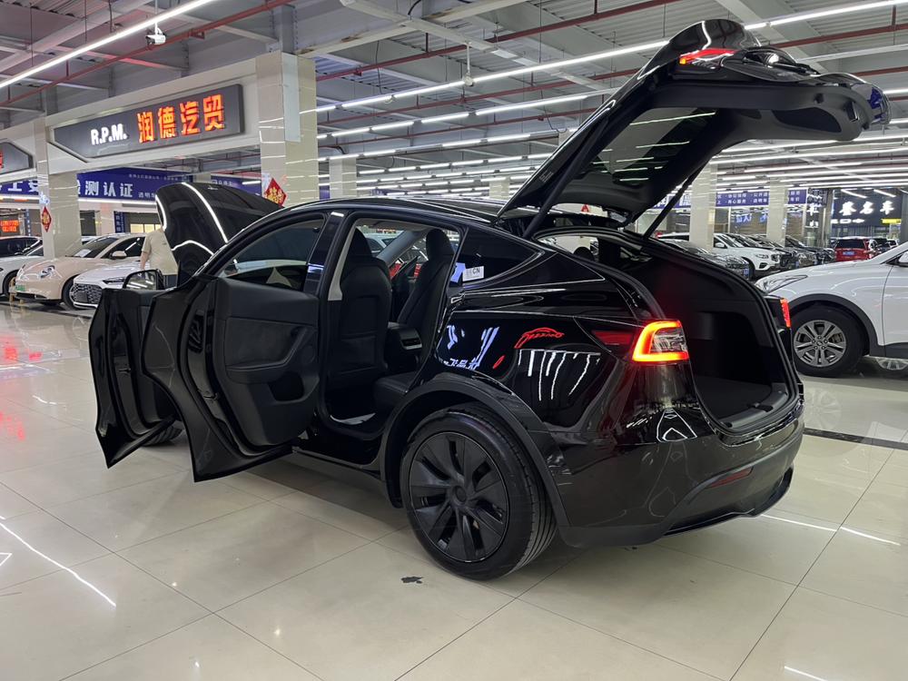Tesla Model Y 2024 #9 Tesla Model Y 2024 car image #9