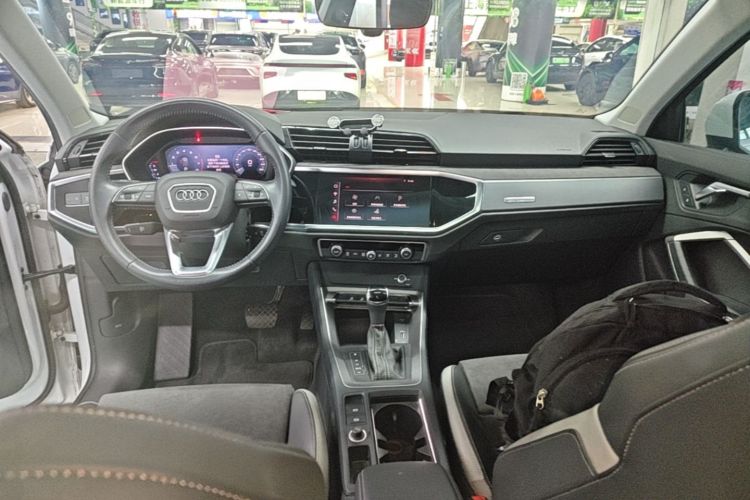 Audi Q3 2019 car image #10