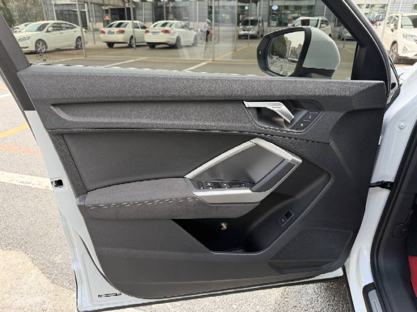 Audi Q3 2023 car image #7