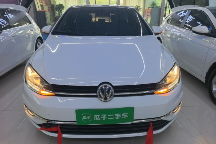 Volkswagen Golf 2018 car image #3