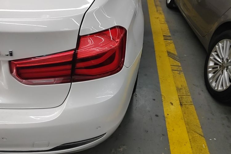 BMW 3 Series 2018 car image #8
