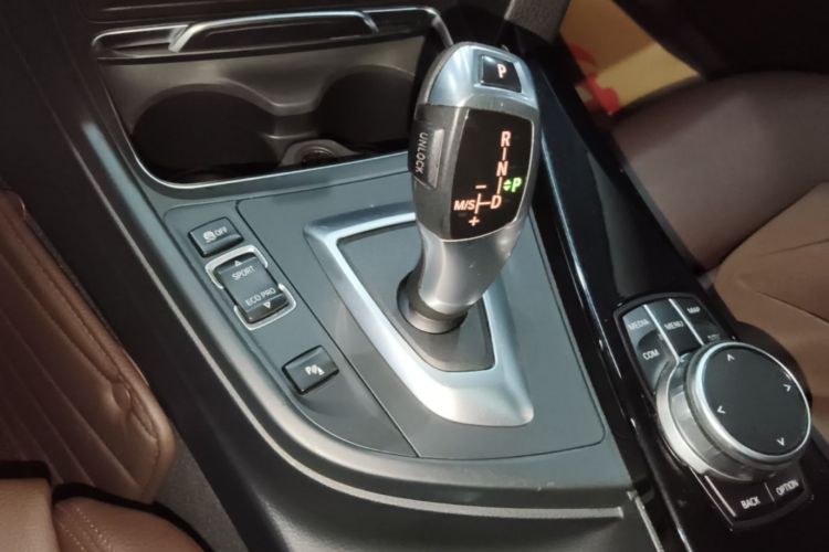 BMW 3 Series 2019 car image #14
