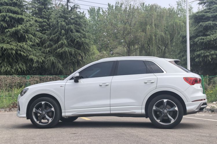 Audi Q3 2020 car image #9
