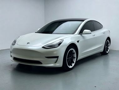 Tesla Model 3 2020 car image 