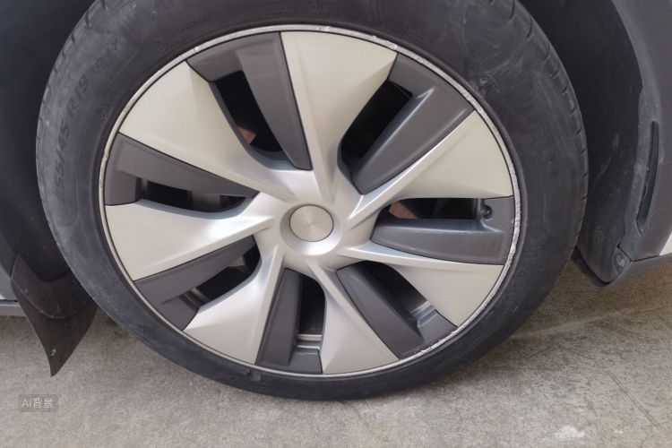 Tesla Model Y 2023 car image #9