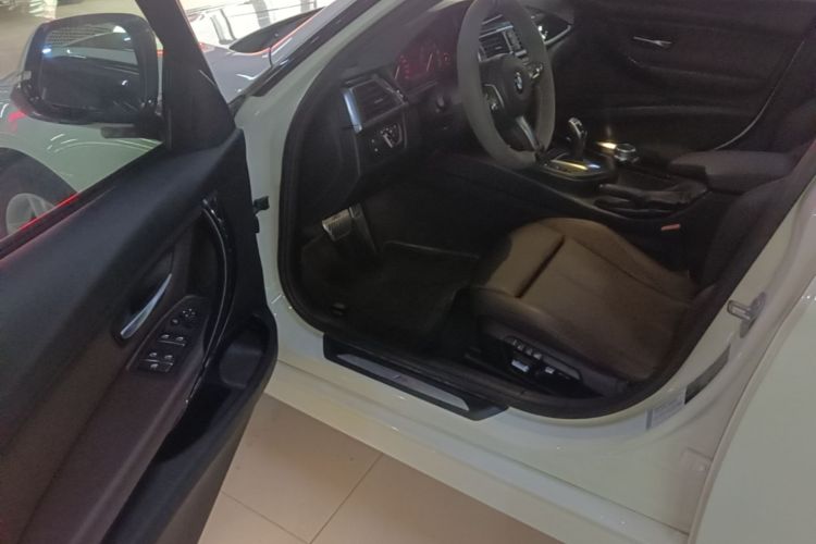 BMW 3 Series 2018 car image #12