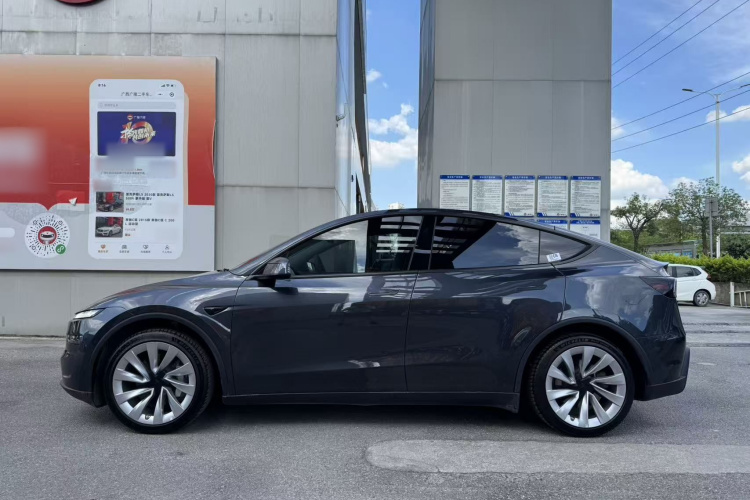 Tesla Model Y 2025 car image #6
