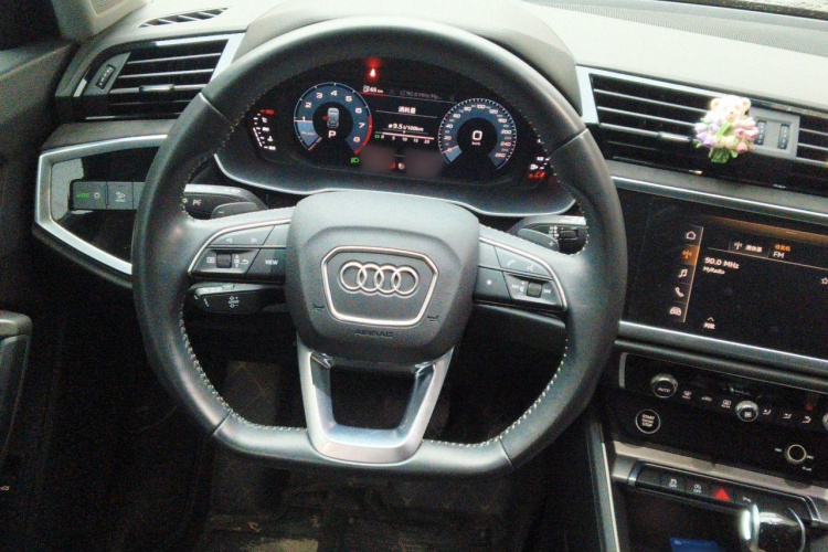Audi Q3 2021 car image #13