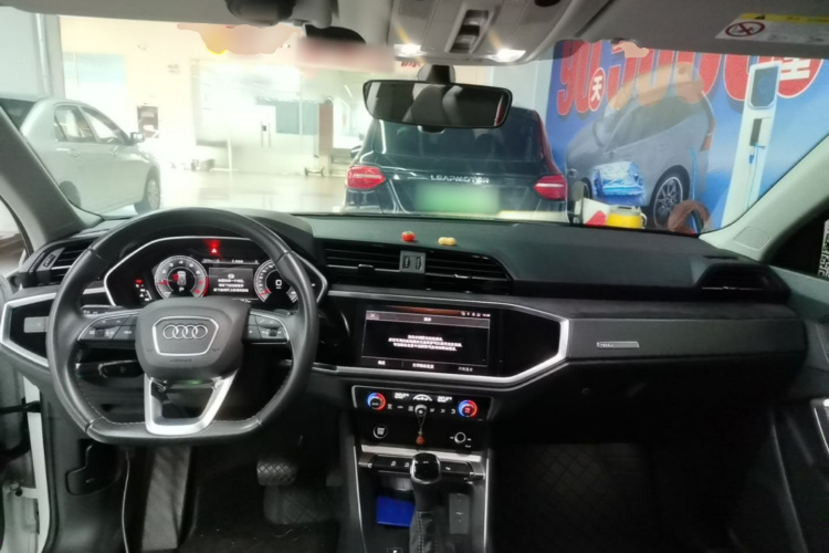 Audi Q3 2023 car image #10