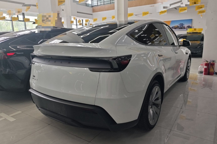 Tesla Model Y 2025 #7 Tesla Model Y 2025 car image #7
