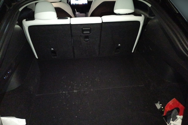 Tesla Model Y 2023 car image #17