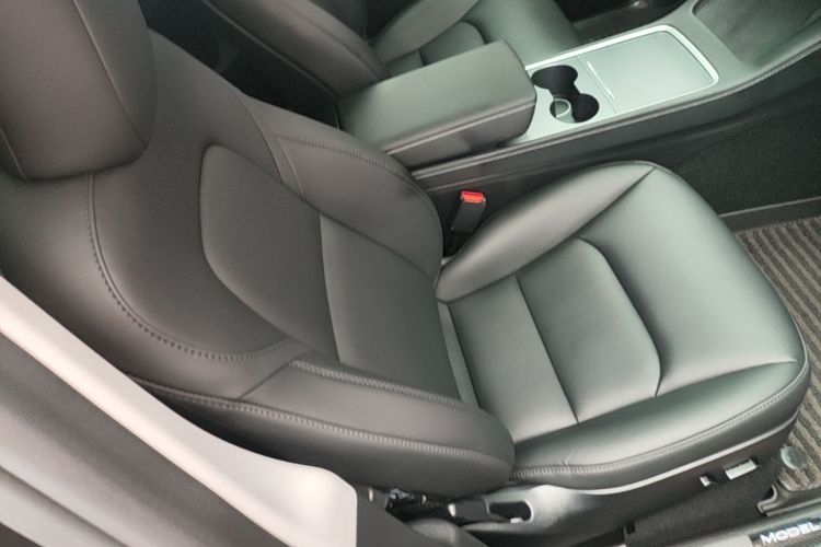 Tesla Model Y 2025 car image #24