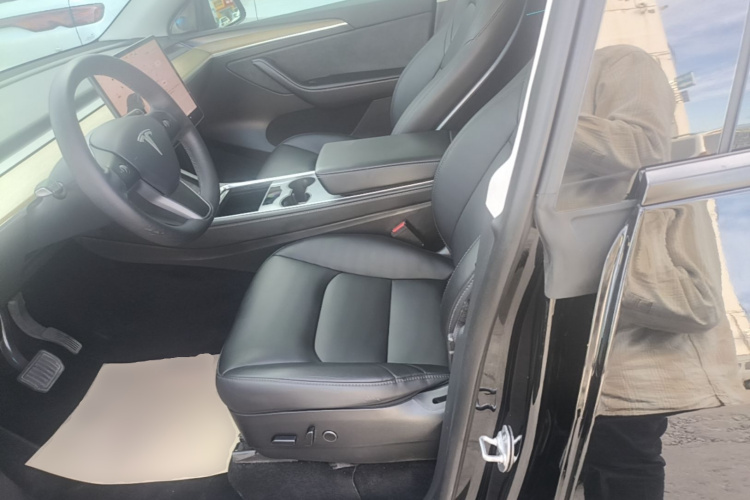 Tesla Model Y 2023 immagine di auto #15