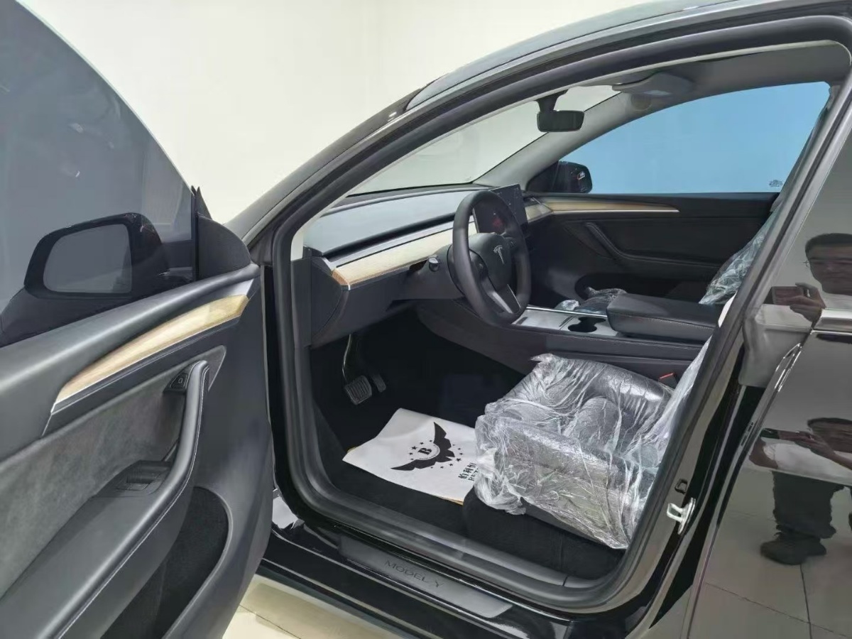 Tesla Model Y 2023 #5 Tesla Model Y 2023 car image #5