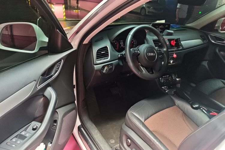 Audi Q3 2019 car image #9
