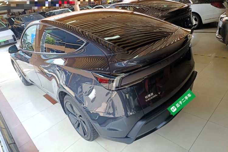 Tesla Model Y 2025 #5 Tesla Model Y 2025 car image #5