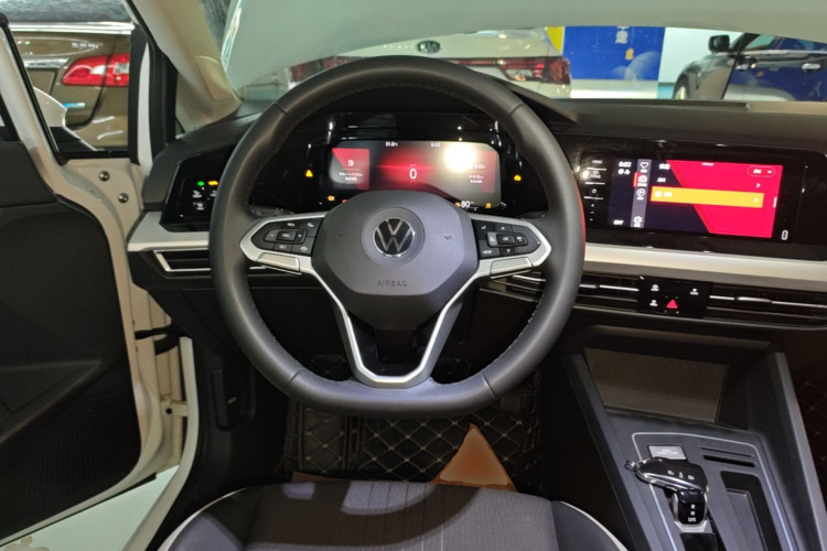 Volkswagen Golf 2023 car image #11