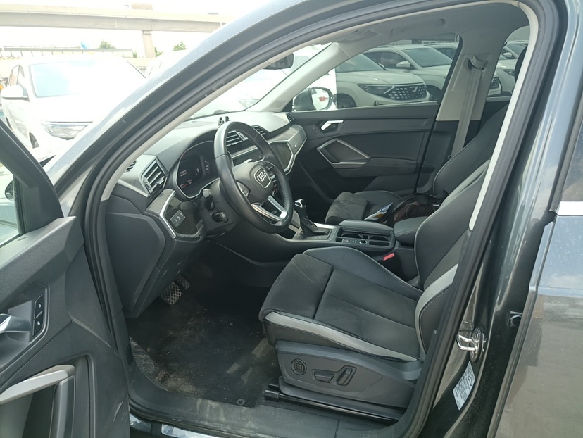 Audi Q3 2023 car image #2