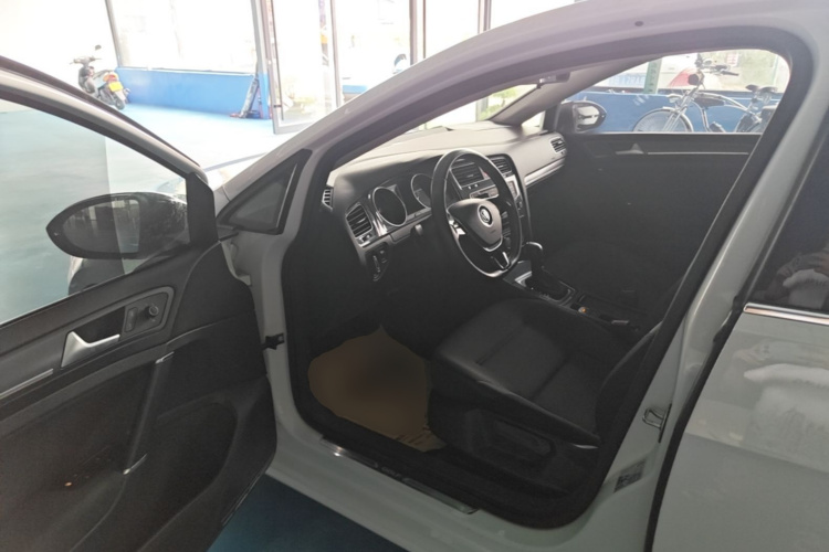 Volkswagen Golf 2017 car image #16