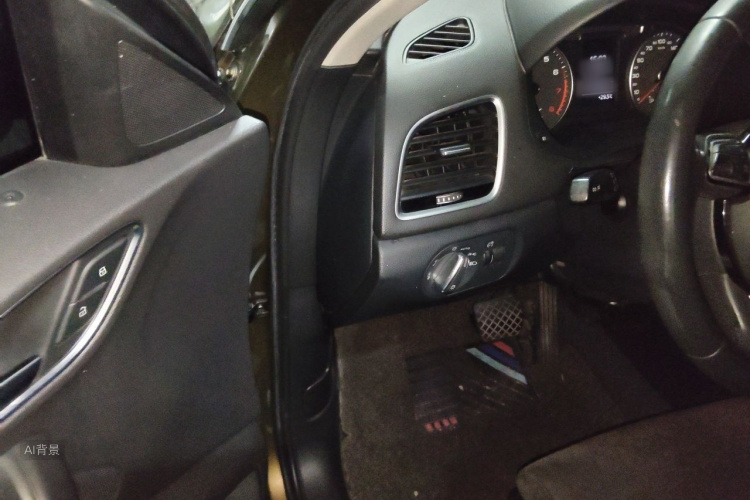 Audi Q3 2019 car image #18
