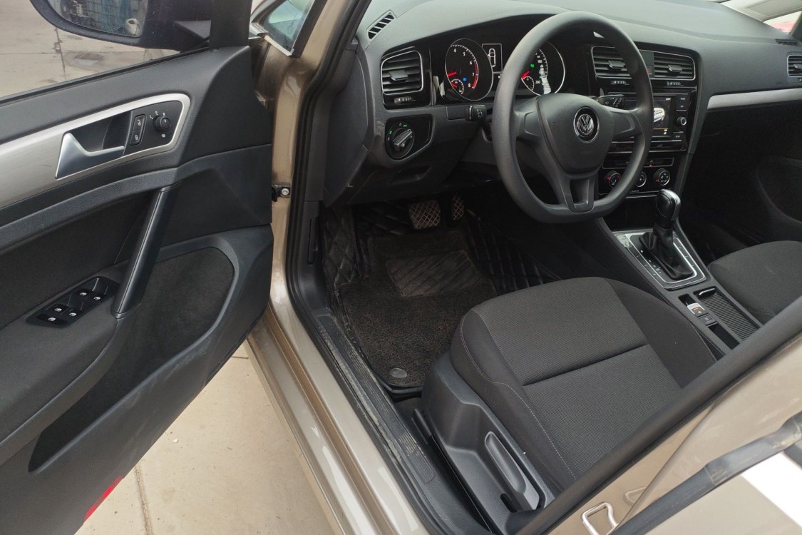 Volkswagen Golf 2019 car image #17